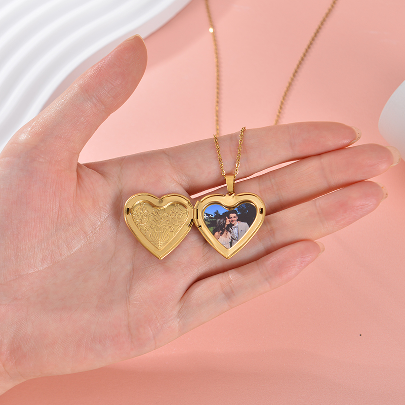 Personalized Locket Necklace C - đánh giá và giá Heart Locket Necklace Photo