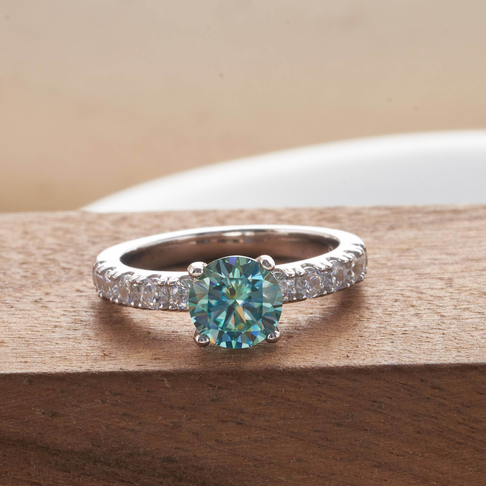 Classic 1 Carat Blue Color Moi - đánh giá và giá Moissanite Engagement Ring 1 Carat