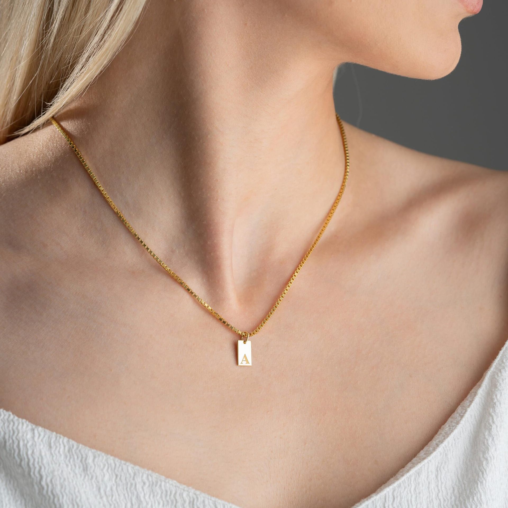 Tiny Square 26 Initial Letters - đánh giá và giá Initial Letter Necklace 18K Gold