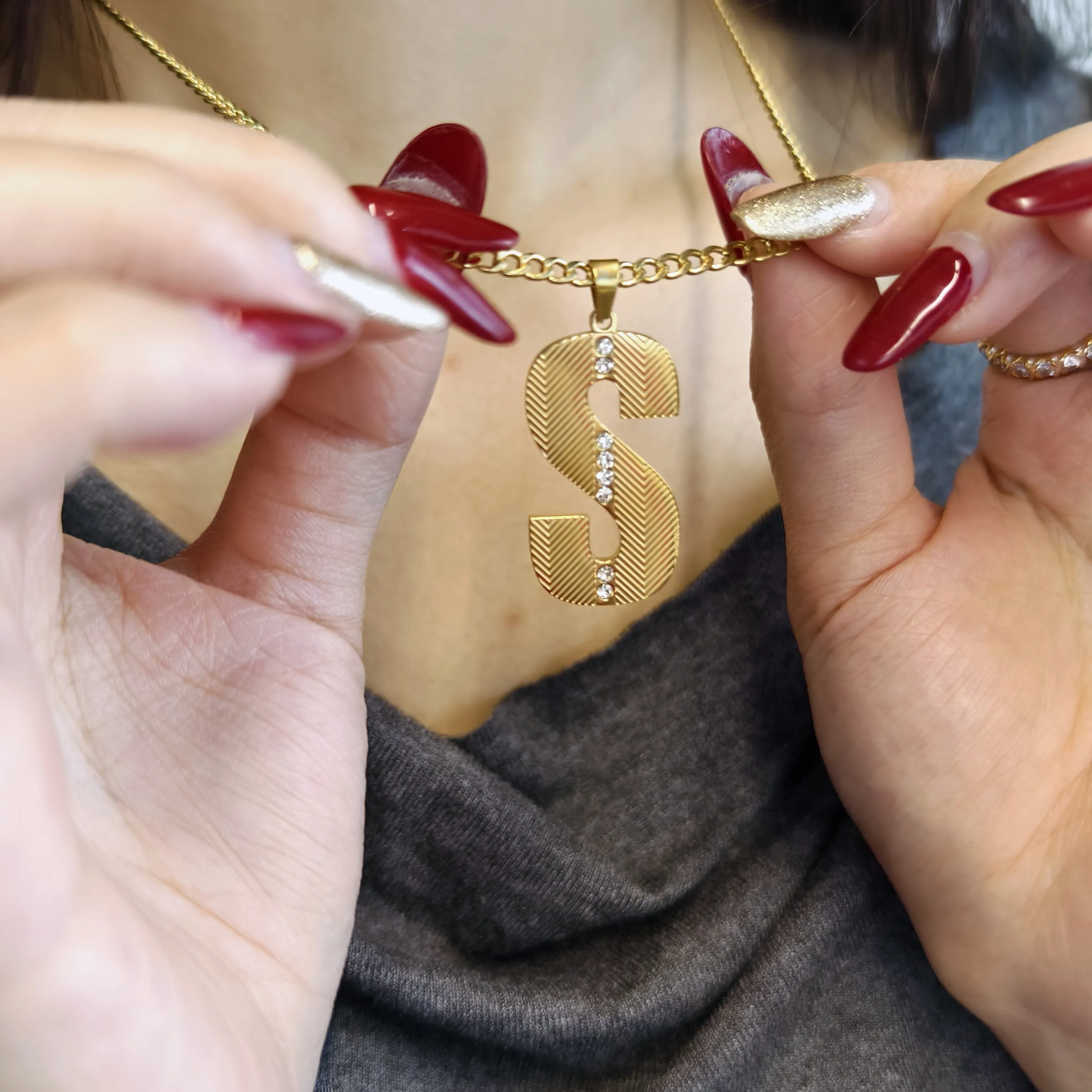 18K GOLD VERMEIL TEXTURE INITI - đánh giá và giá Initial Letter Necklace 18K Gold